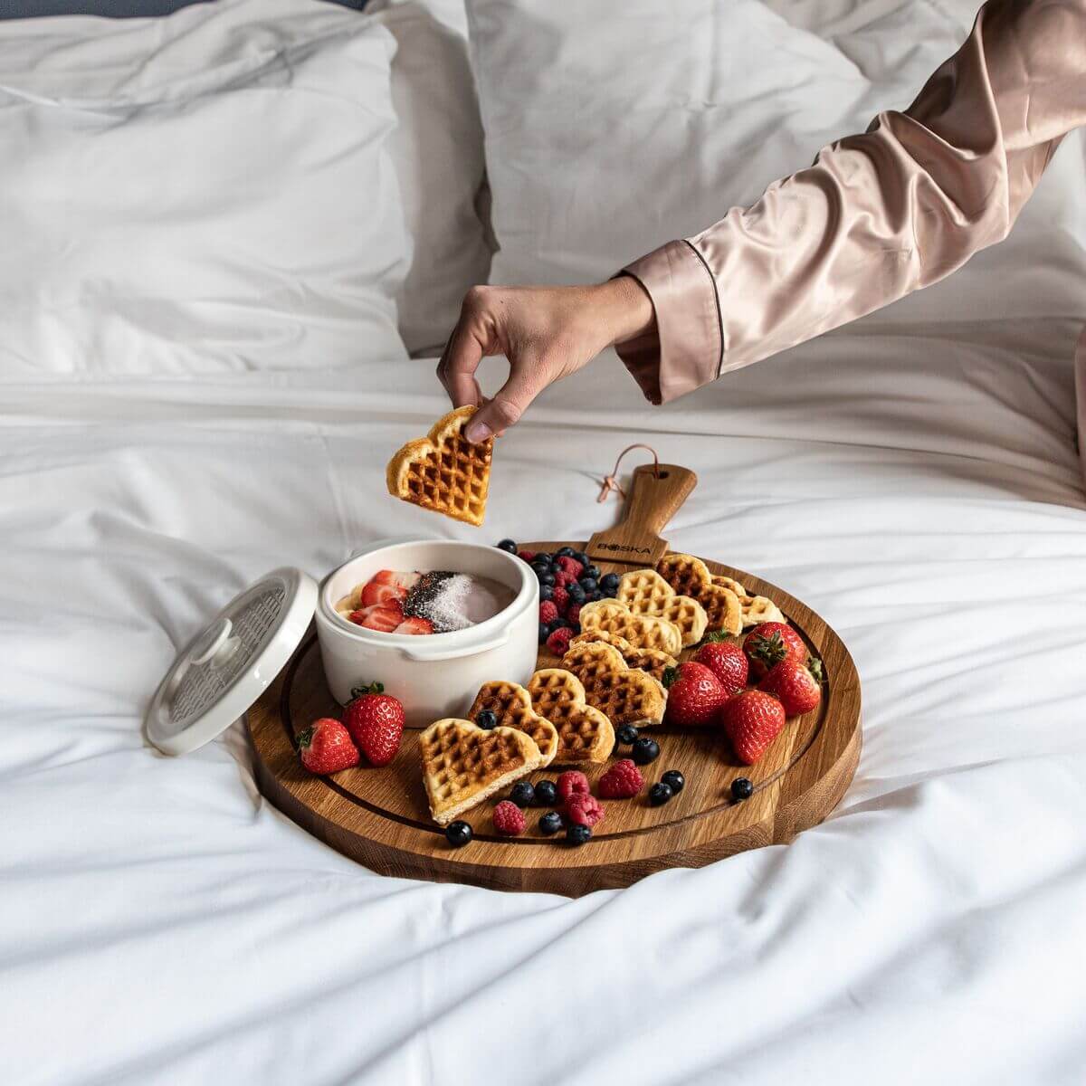Boska Cheese Baker L met wafels en bessen geserveerd op bed, ontbijtscene
