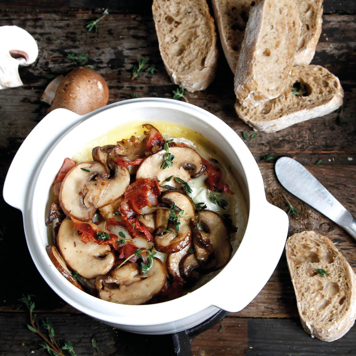 Boska Cheese Baker L gevuld met tomaten, paddenstoelen en kaas, brood ernaast