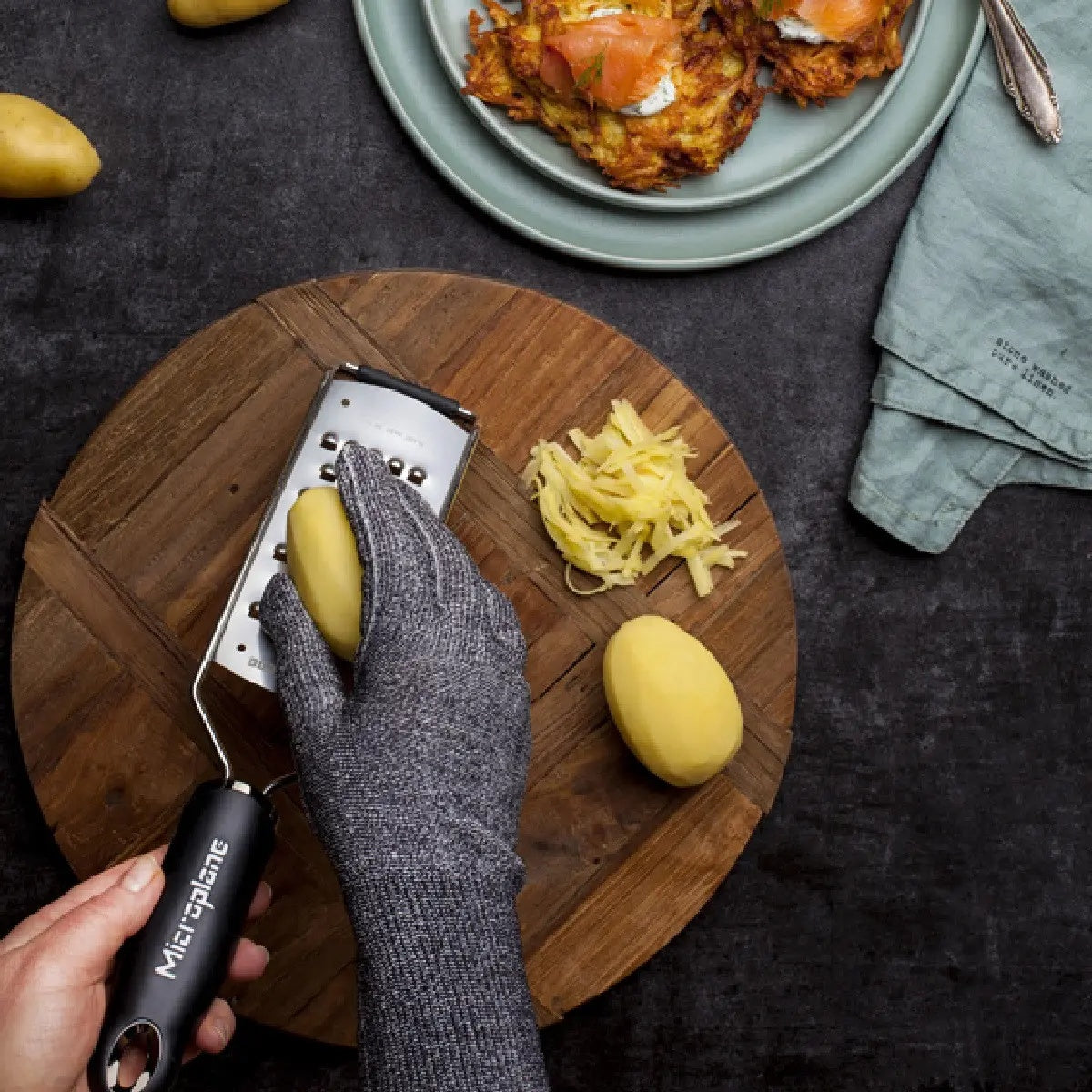 Beschermhandschoen in gebruik bij het raspen van aardappel