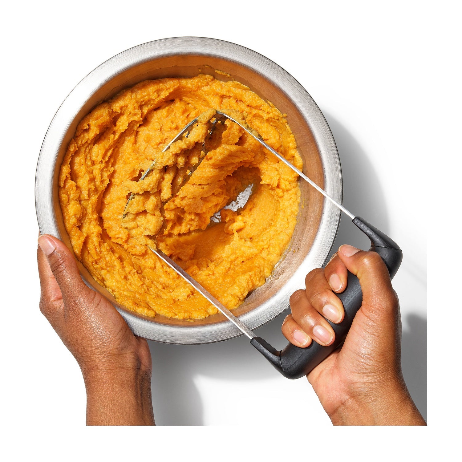 OXO Good Grips Aardappelstamper met Horizontale Greep op witte achtergrond