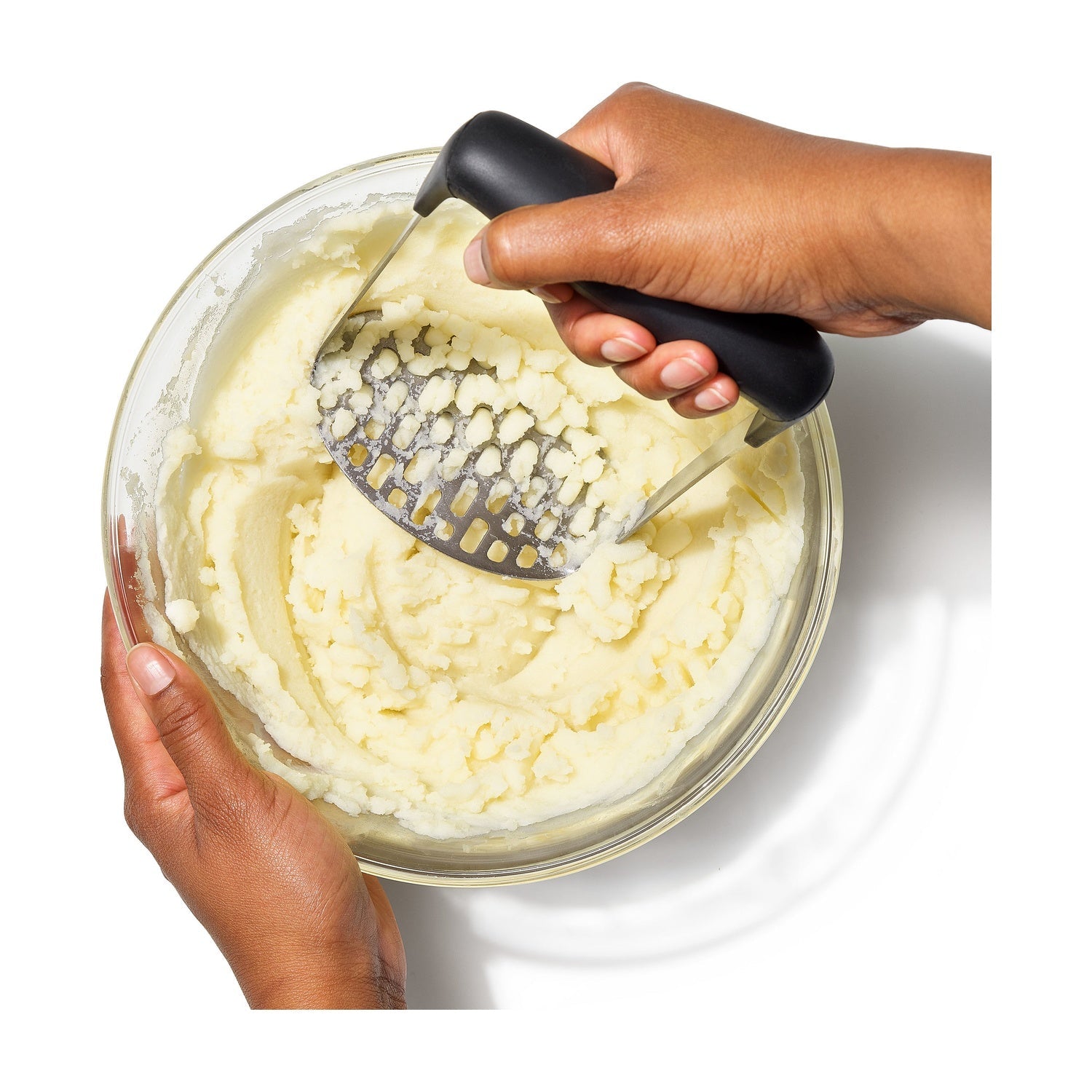 OXO Good Grips Aardappelstamper met Horizontale Greep, sfeerbeeld