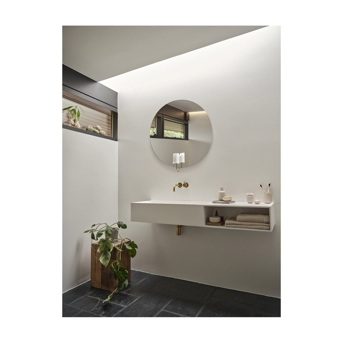 Badkamer met wastafel, spiegel en Zone Denmark Sensu-producten op een plank, plant op de vloer