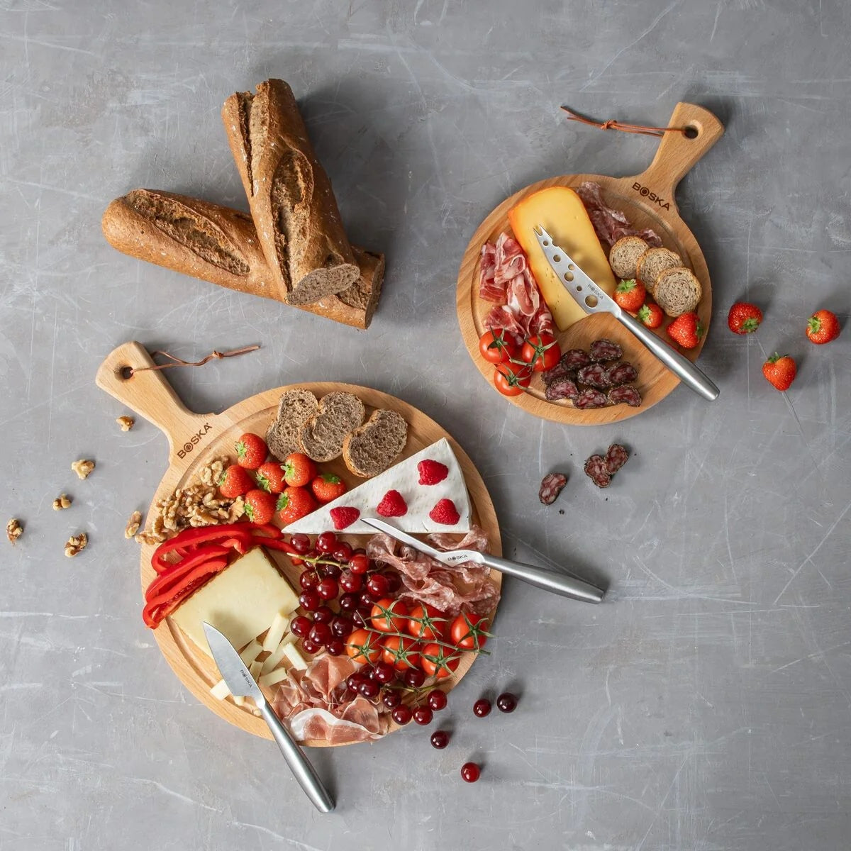 Boska Copenhagen Kaasmessenset op borrelplanken met kaas, vleeswaren, brood en fruit