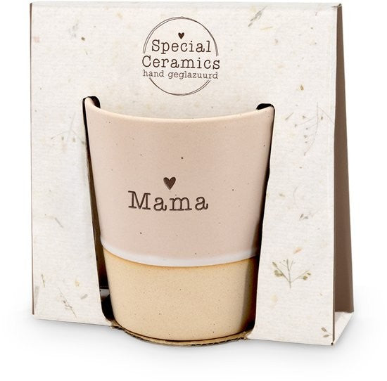 Miko Special Ceramics beker met tekst Mama en hartje in cadeauverpakking, roze bovenkant en zandkleurige onderrand.