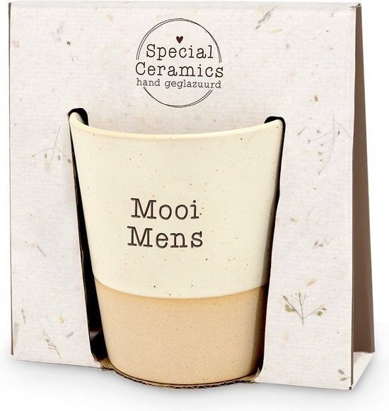 Miko Special Ceramics beker met tekst Mooi Mens in cadeauverpakking, crèmekleurige bovenkant en zandkleurige onderrand.