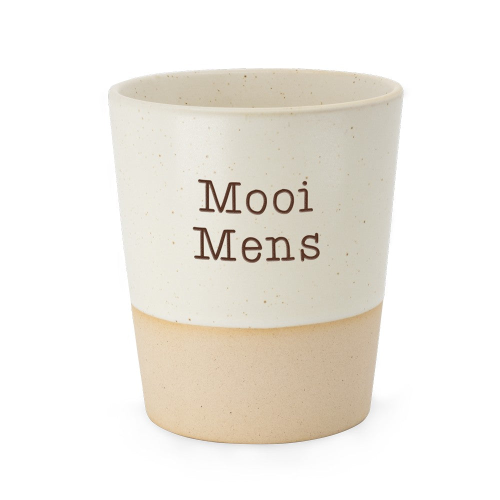 Losse Miko Special Ceramics beker met tekst Mooi Mens, crèmekleurige bovenkant met zandkleurige onderrand, op witte achtergrond.