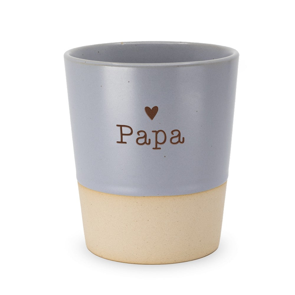 Losse Miko Special Ceramics beker met tekst Papa en hartje, grijsblauwe bovenkant met zandkleurige onderrand, op witte achtergrond.