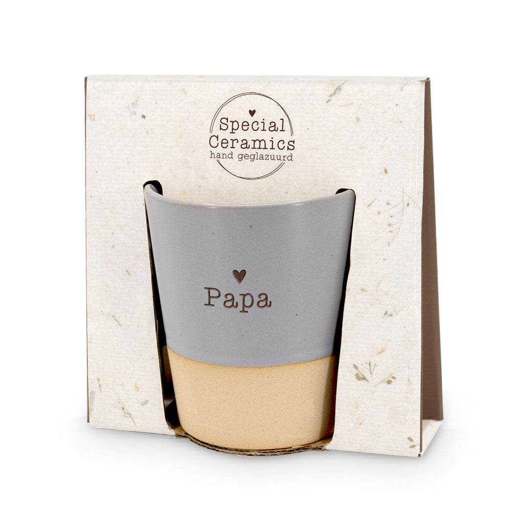 Miko Special Ceramics beker met tekst Papa en hartje in cadeauverpakking, grijsblauwe bovenkant en zandkleurige onderrand.