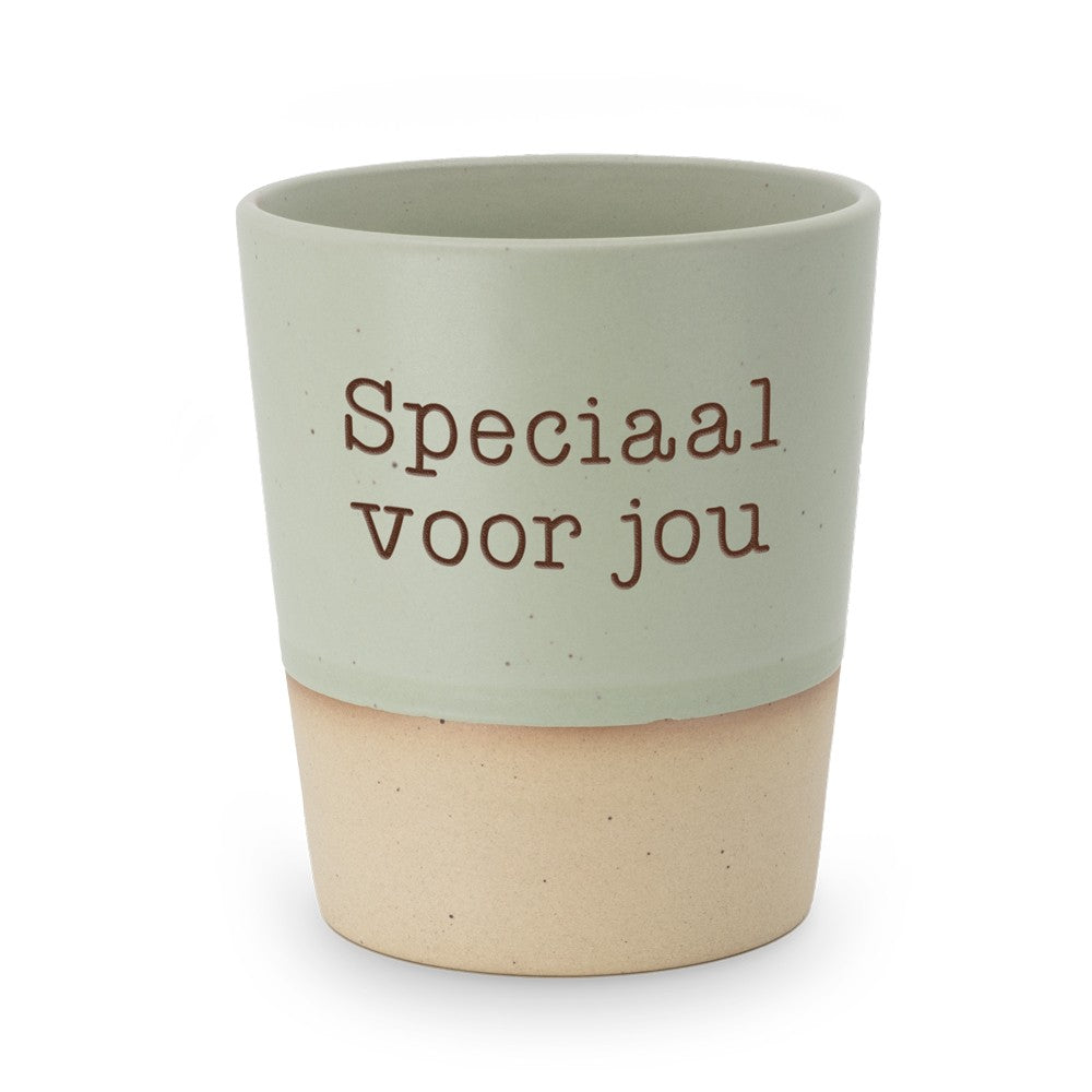 Losse Miko Special Ceramics beker met tekst Speciaal voor jou, salie-groene bovenkant met zandkleurige onderrand, op witte achtergrond.