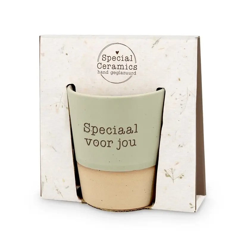 Miko Special Ceramics beker met tekst Speciaal voor jou in cadeauverpakking, salie-groene bovenkant en zandkleurige onderrand.