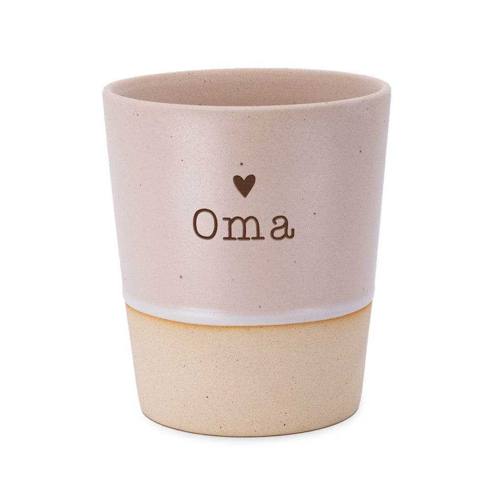 Losse Miko Special Ceramics beker met tekst Oma en hartje, taupe bovenkant met zandkleurige onderrand, op witte achtergrond.