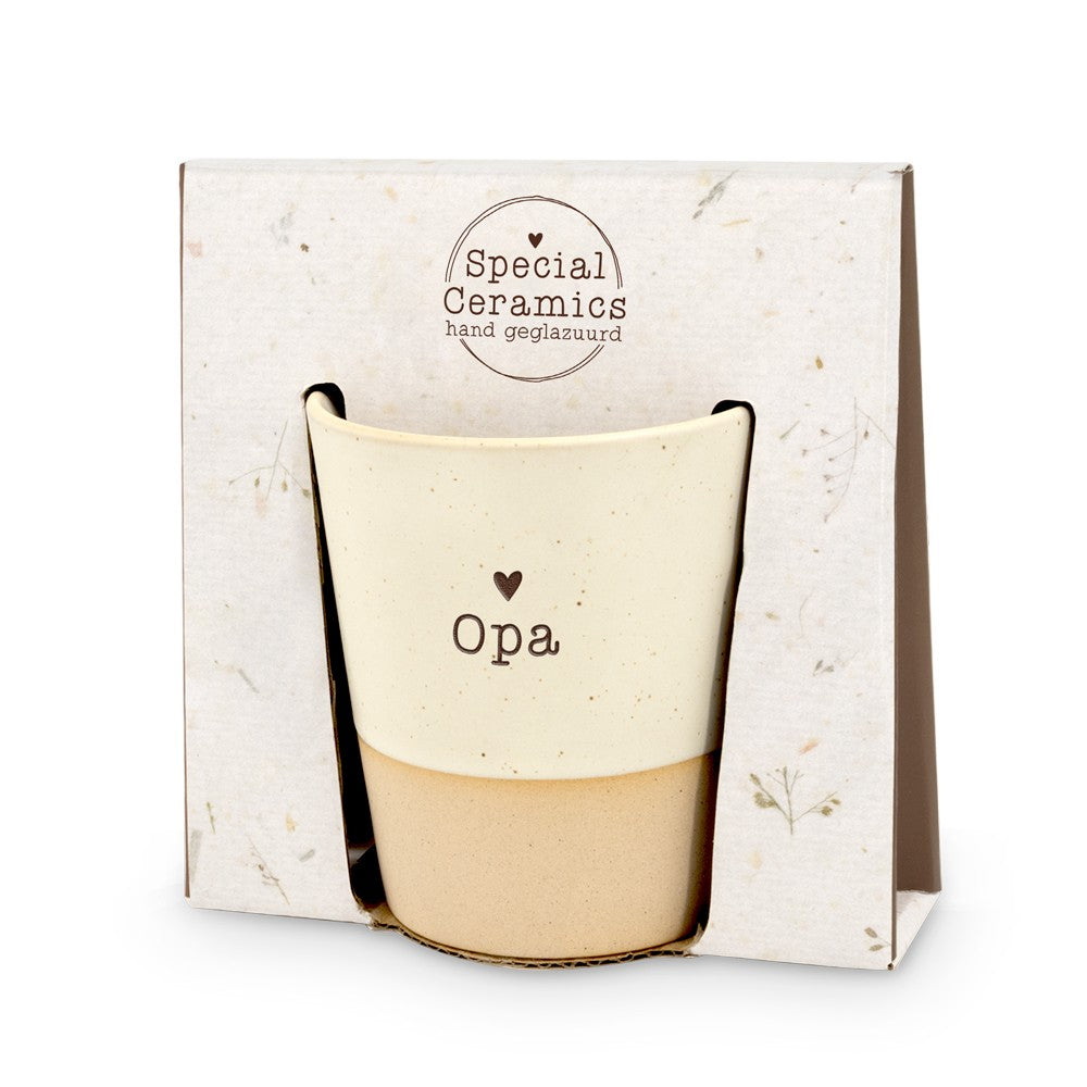 Miko Special Ceramics beker met tekst Opa en hartje in cadeauverpakking, crèmekleurige bovenkant en zandkleurige onderrand.