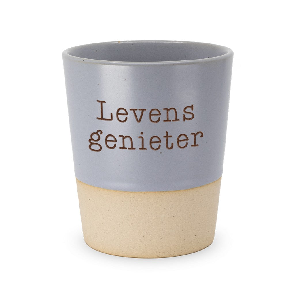 Losse Miko Special Ceramics beker met tekst Levensgenieter, grijsblauwe bovenkant met zandkleurige onderrand, op witte achtergrond.