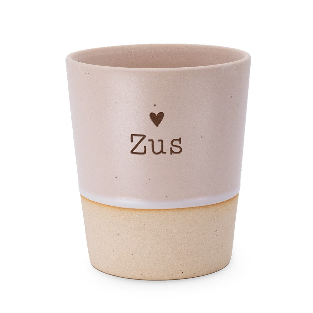 Keramische Miko beker met taupe bovenstuk, een hartje en de tekst "Zus", onderrand in natuurlijke zandkleur.