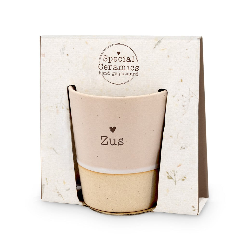 Miko cadeaubeker "Zus" met hartje in de Special Ceramics geschenkverpakking met kijkvenster.
