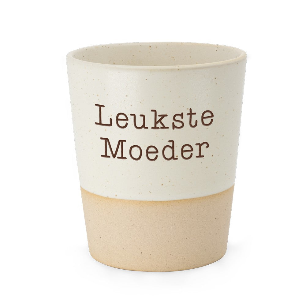 Keramische Miko beker met crèmewit bovenstuk en de tekst "Leukste Moeder" in twee regels, onderrand in natuurlijke zandkleur.
