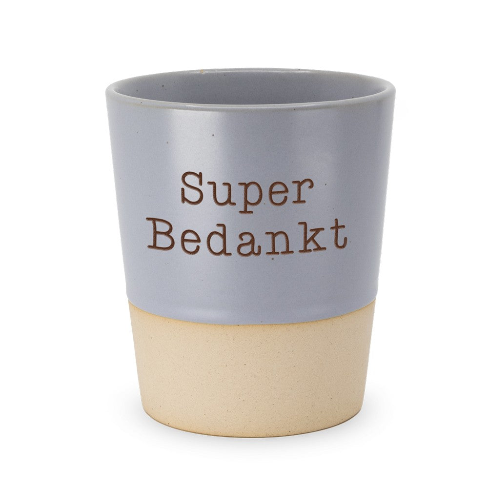 Keramische Miko beker met grijsblauw bovenstuk en de tekst "Super Bedankt" in twee regels, onderrand in natuurlijke zandkleur.