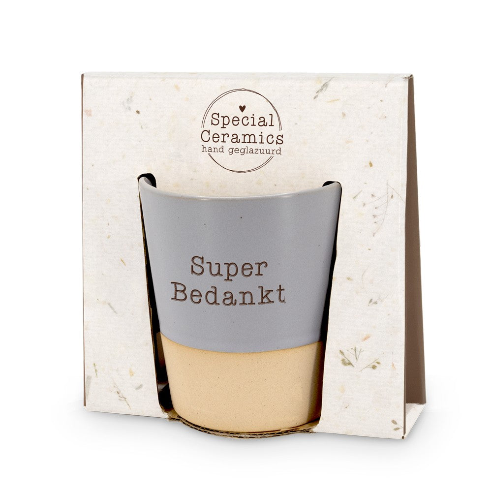 Miko cadeaubeker "Super Bedankt" rechtop in de Special Ceramics geschenkverpakking met kijkvenster.
