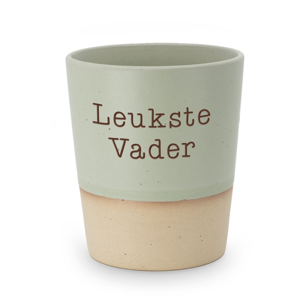 Keramische Miko beker met salie-groen bovenstuk en de tekst "Leukste Vader" in twee regels, onderrand in natuurlijke zandkleur.