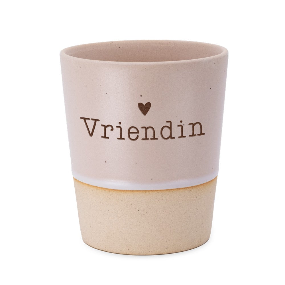 Keramische Miko beker met taupe bovenstuk, een hartje en de tekst "Vriendin", onderrand in natuurlijke zandkleur.