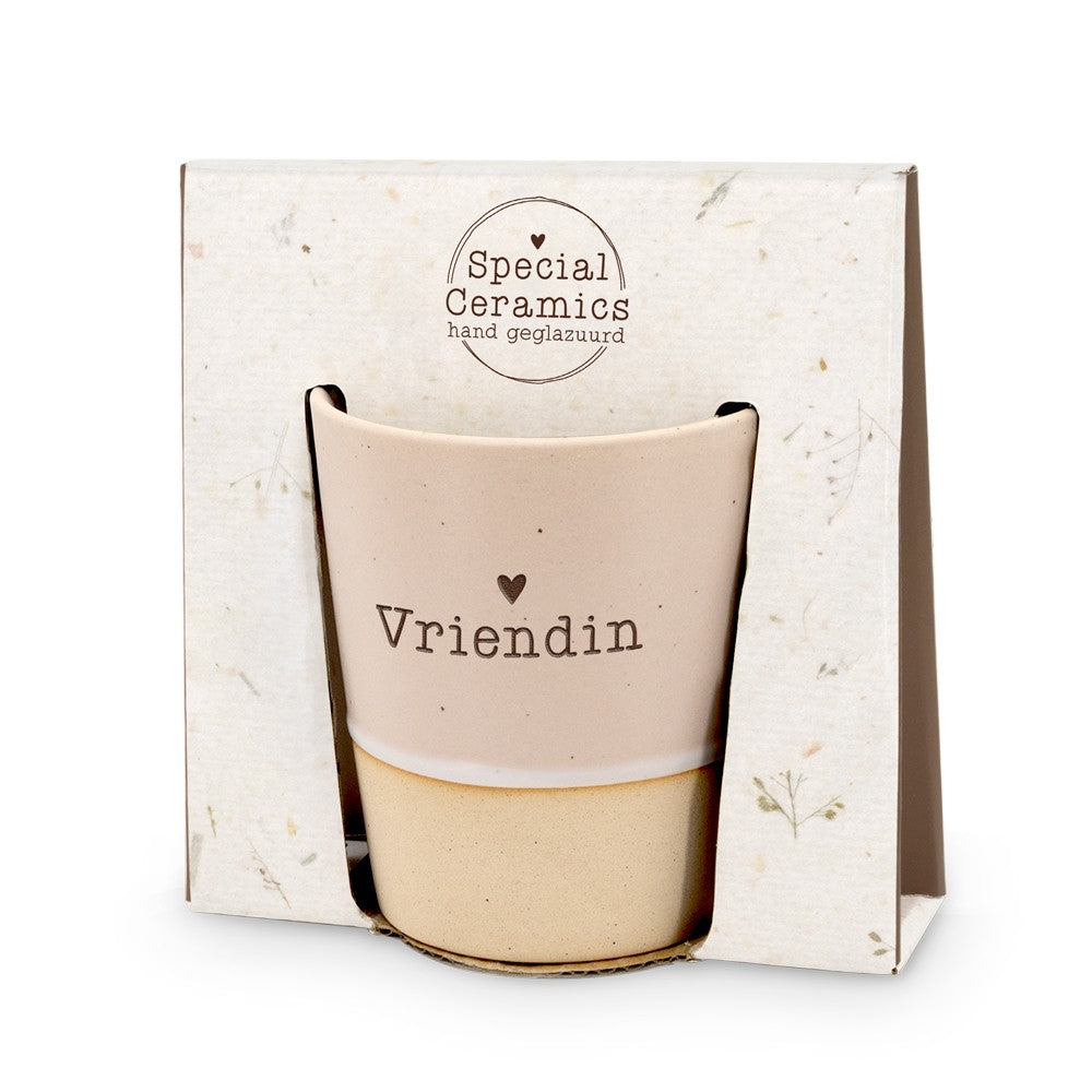 Miko cadeaubeker "Vriendin" met hartje in de Special Ceramics geschenkverpakking met kijkvenster.