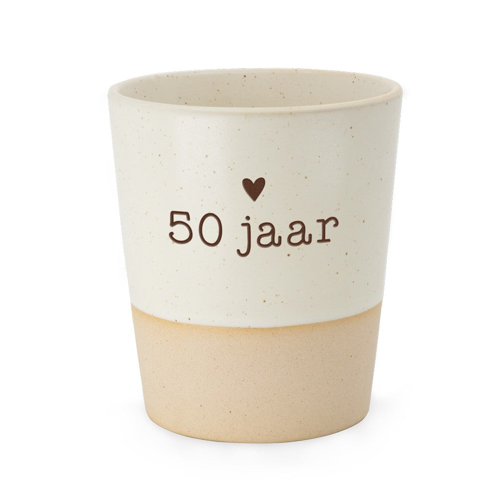 Keramische Miko beker met crèmewit bovenstuk, een hartje en de tekst "50 jaar", onderrand in natuurlijke zandkleur.