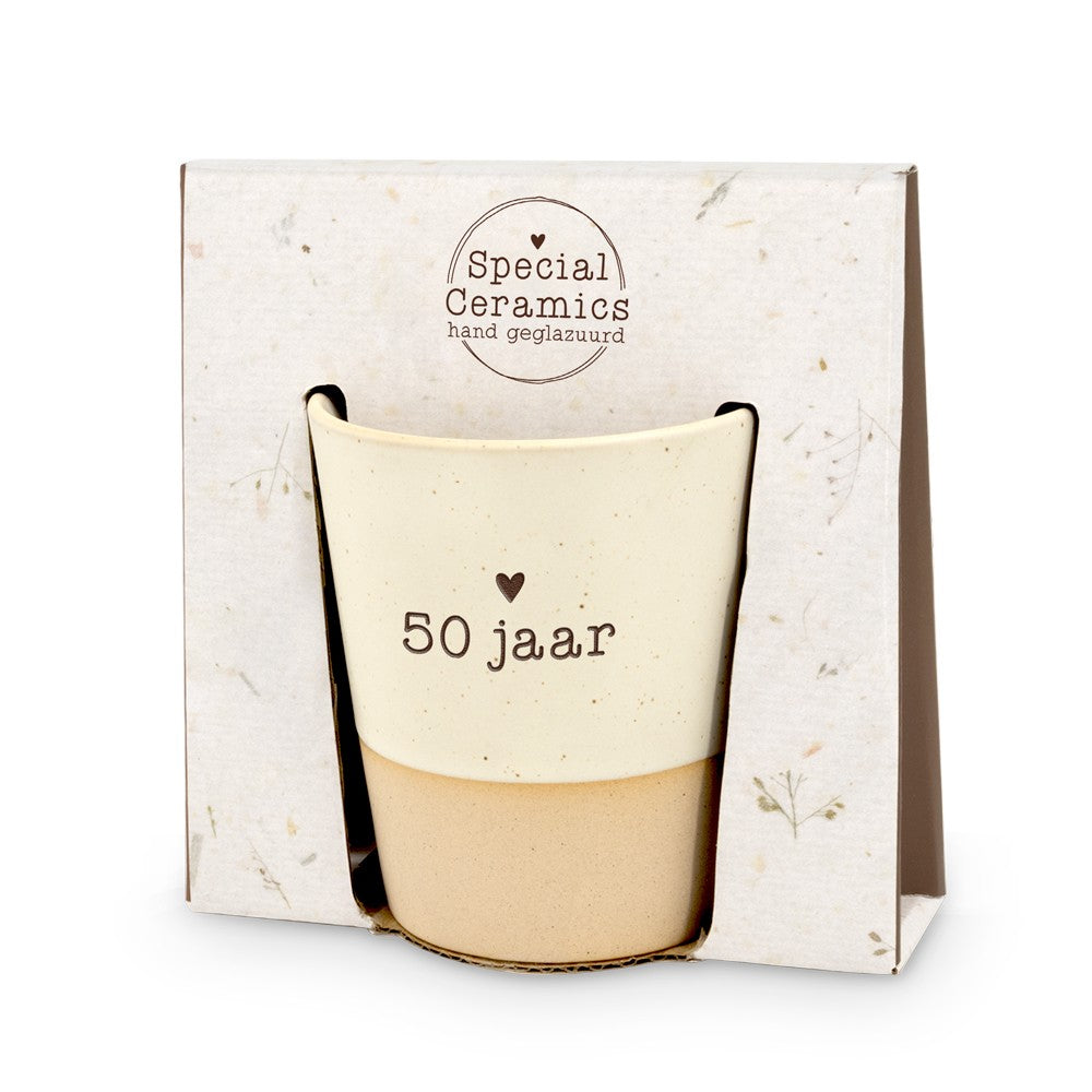 Miko cadeaubeker "50 jaar" met hartje in de Special Ceramics geschenkverpakking met kijkvenster.