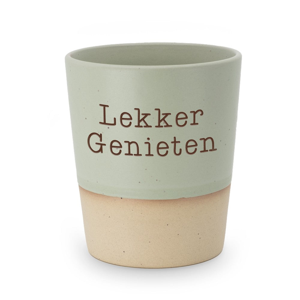 Miko Special Ceramics beker met saliegroene bovenkant en ingegraveerde tekst "Lekker Genieten" in twee regels, zandkleurige onderrand, op witte achtergrond.
