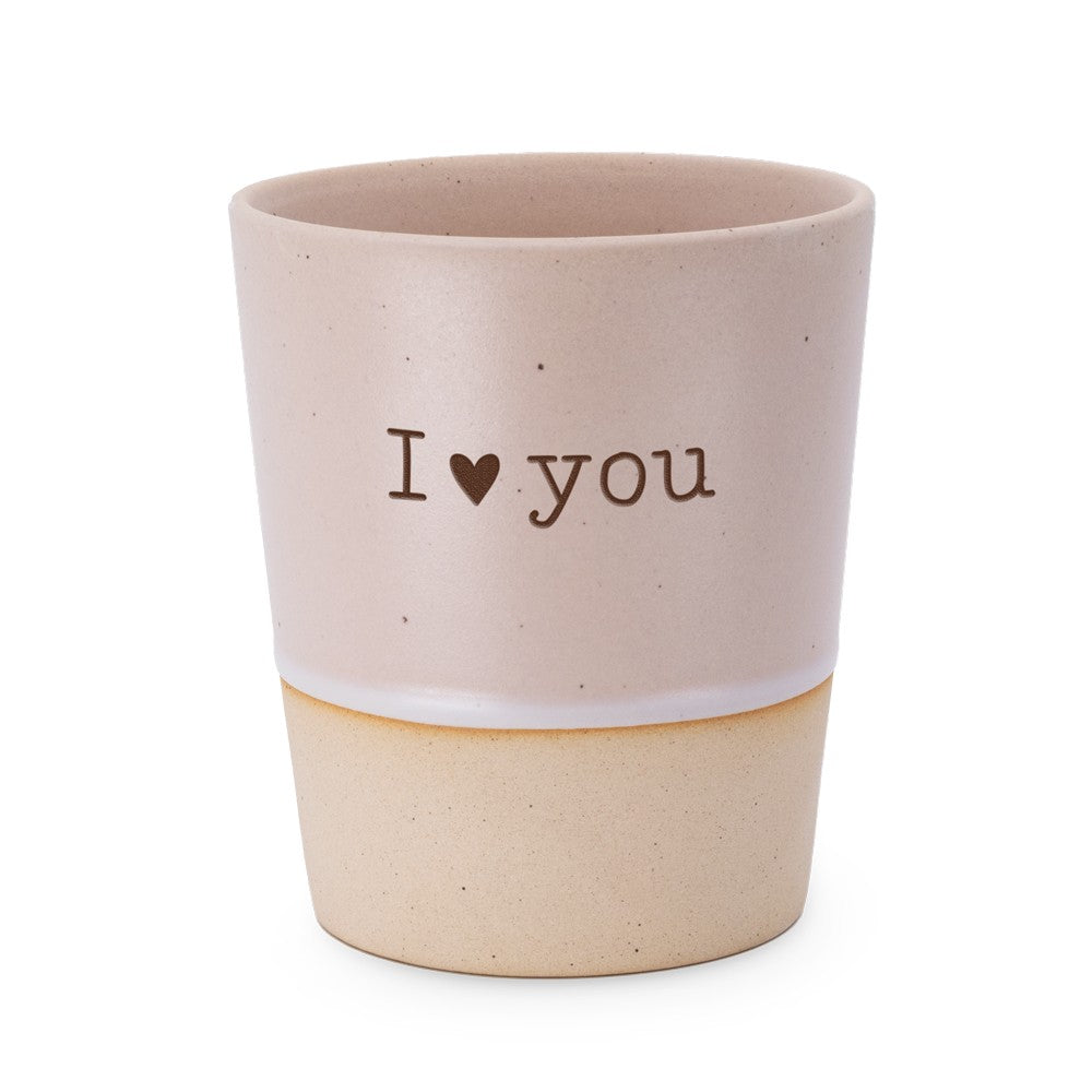 Miko Special Ceramics beker met taupe bovenkant en ingegraveerde tekst "I love you", met een hartje in plaats van het woord love, zandkleurige onderrand, op witte achtergrond.