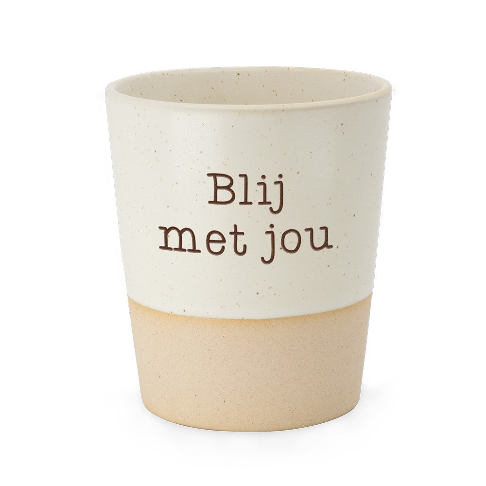 Miko Special Ceramics beker met crèmewitte bovenkant en ingegraveerde tekst "Blij met jou" in twee regels, zandkleurige onderrand, op witte achtergrond.