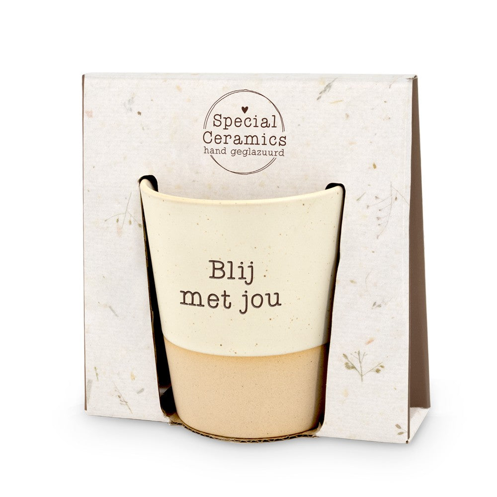 Miko Special Ceramics beker met tekst "Blij met jou" in de geschenkverpakking met opdruk "Special Ceramics hand geglazuurd".