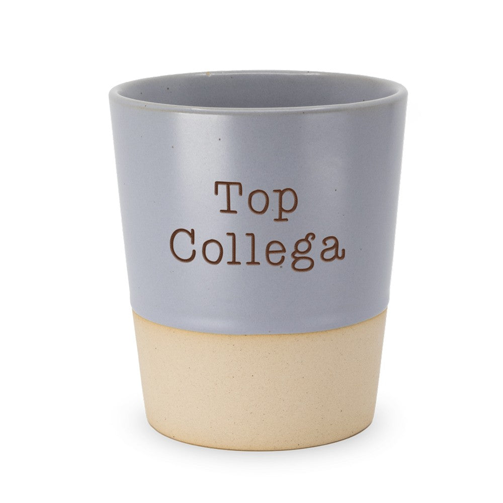 Miko Special Ceramics beker met blauwgrijze bovenkant en ingegraveerde tekst "Top Collega" in twee regels, zandkleurige onderrand, op witte achtergrond.