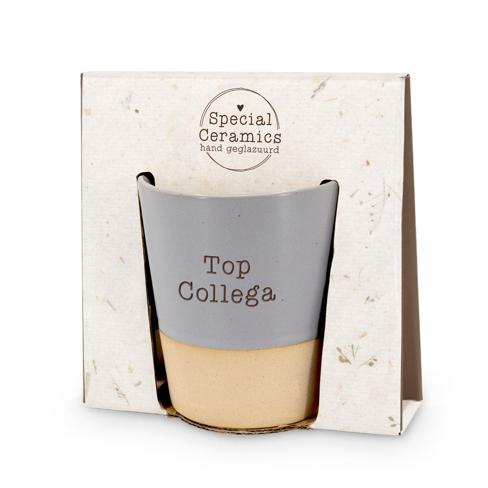 Miko Special Ceramics beker met tekst "Top Collega" in de geschenkverpakking met opdruk "Special Ceramics hand geglazuurd".