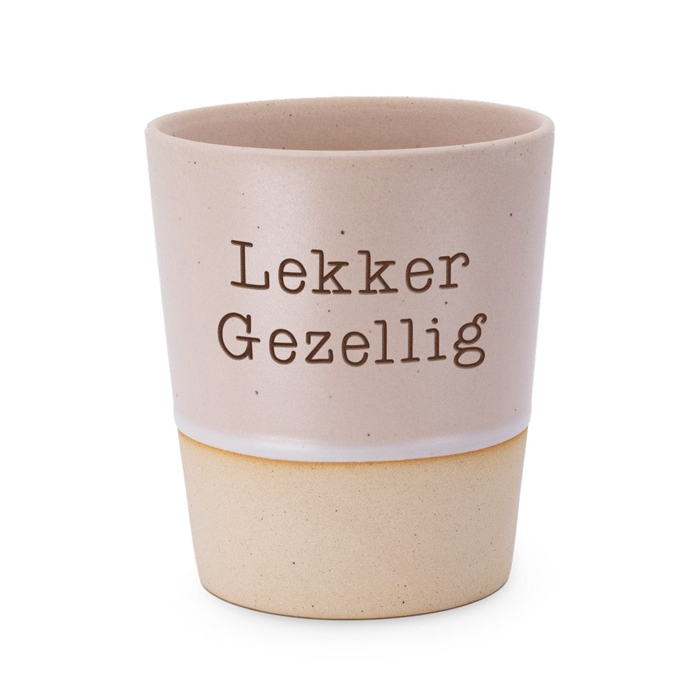 Miko Special Ceramics beker met taupe bovenkant en ingegraveerde tekst "Lekker Gezellig" in twee regels, zandkleurige onderrand, op witte achtergrond.