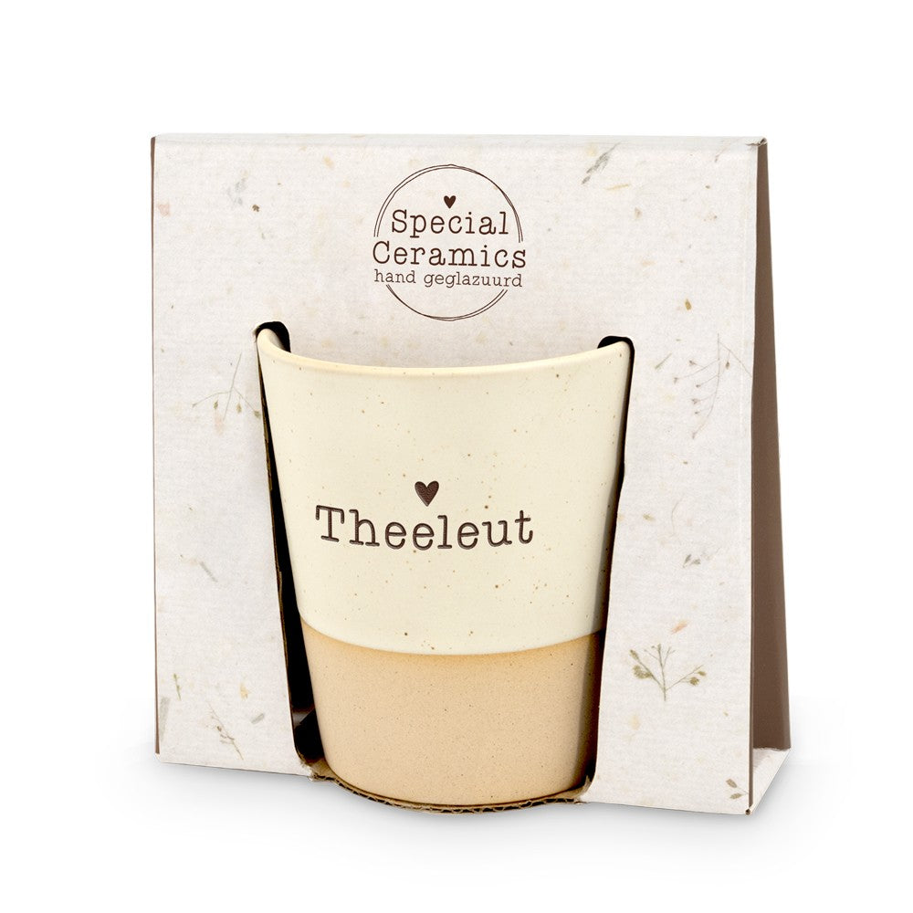 Miko beker met tekst Theeleut in de Special Ceramics geschenkverpakking met kijkvenster