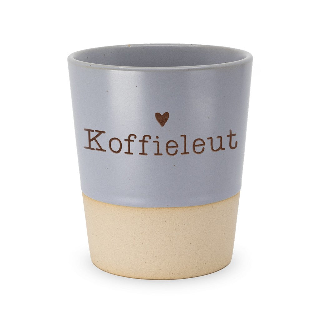 Grijsblauwe Miko keramieken beker met de tekst Koffieleut en een hartje erboven, zandkleurige onderrand