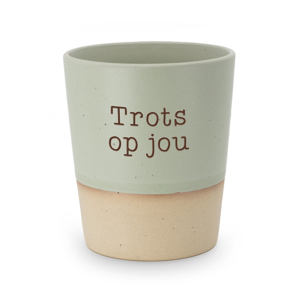 Saliegroene Miko keramieken beker met de tekst Trots op jou in twee regels, zandkleurige onderrand