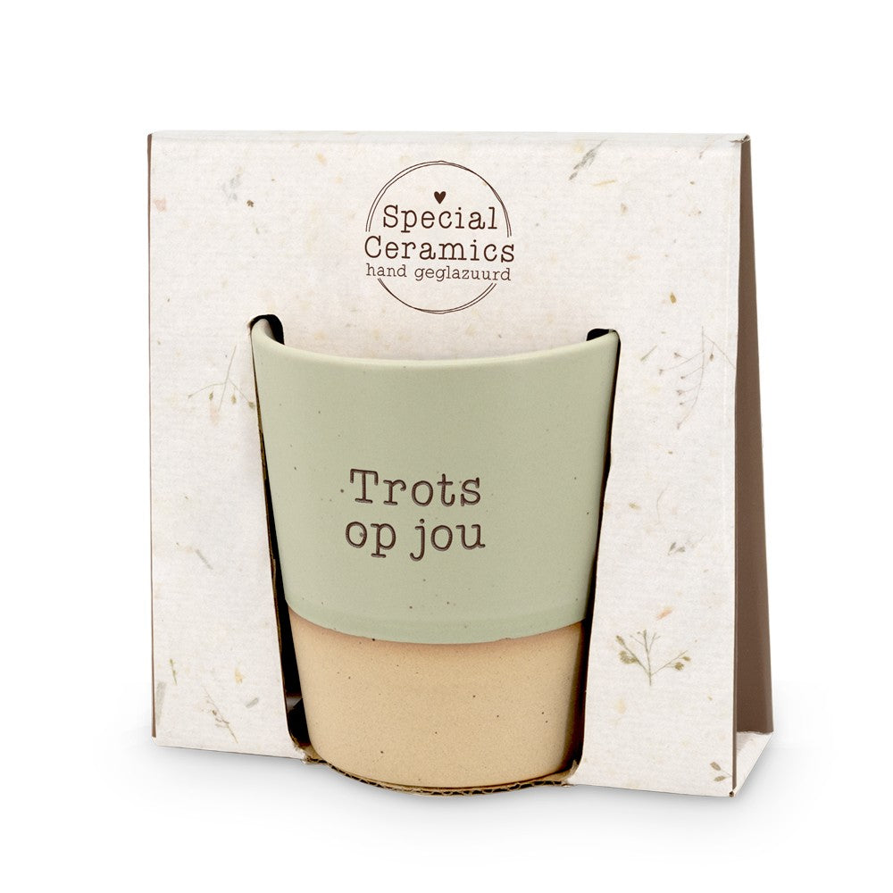 Miko beker met tekst Trots op jou in de Special Ceramics geschenkverpakking met kijkvenster