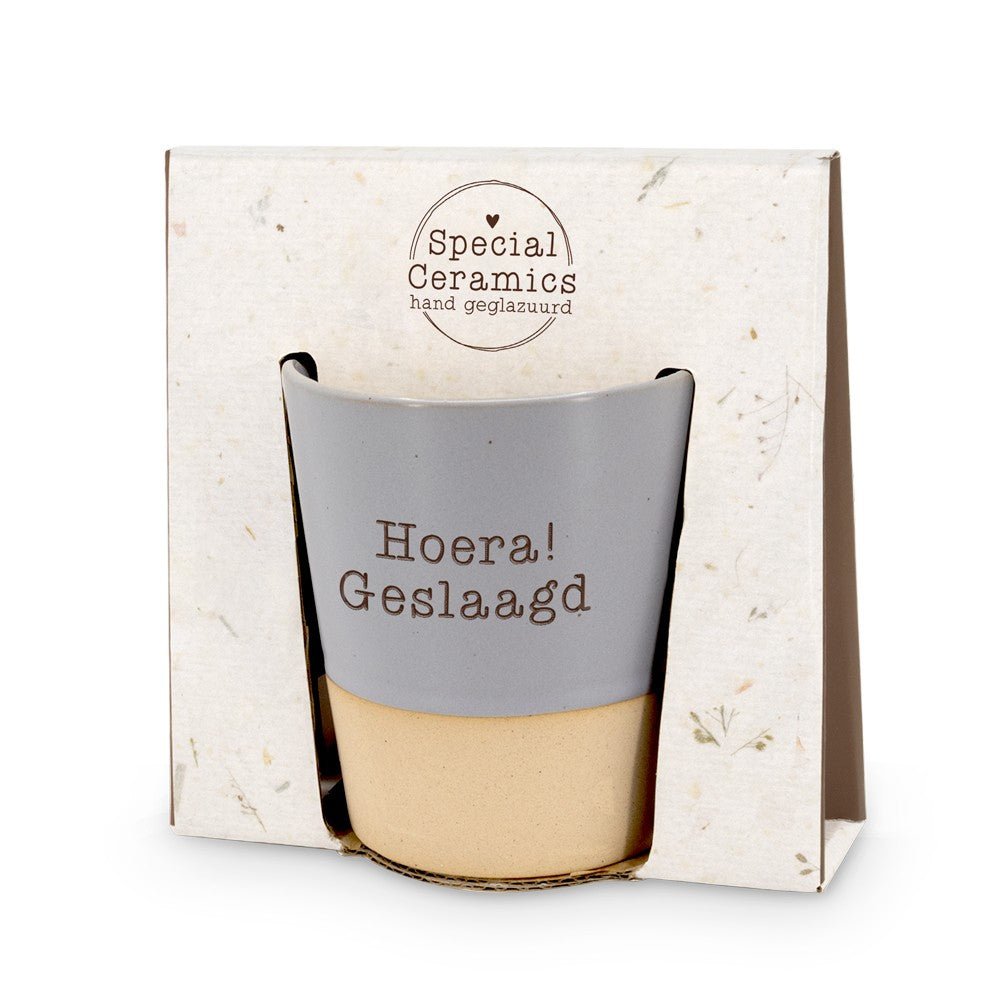 Miko beker met tekst Hoera! Geslaagd in de Special Ceramics geschenkverpakking met kijkvenster