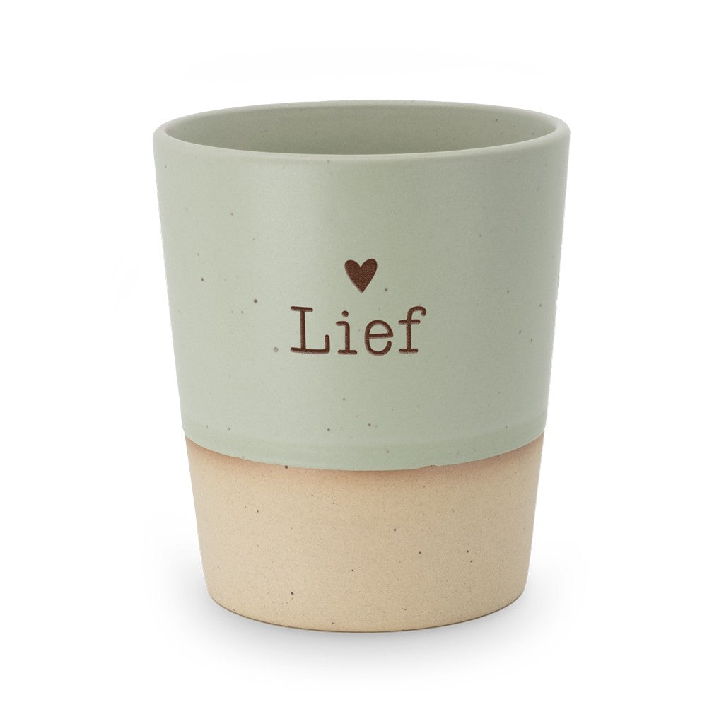 Saliegroene Miko keramieken beker met de tekst Lief en een hartje erboven, zandkleurige onderrand