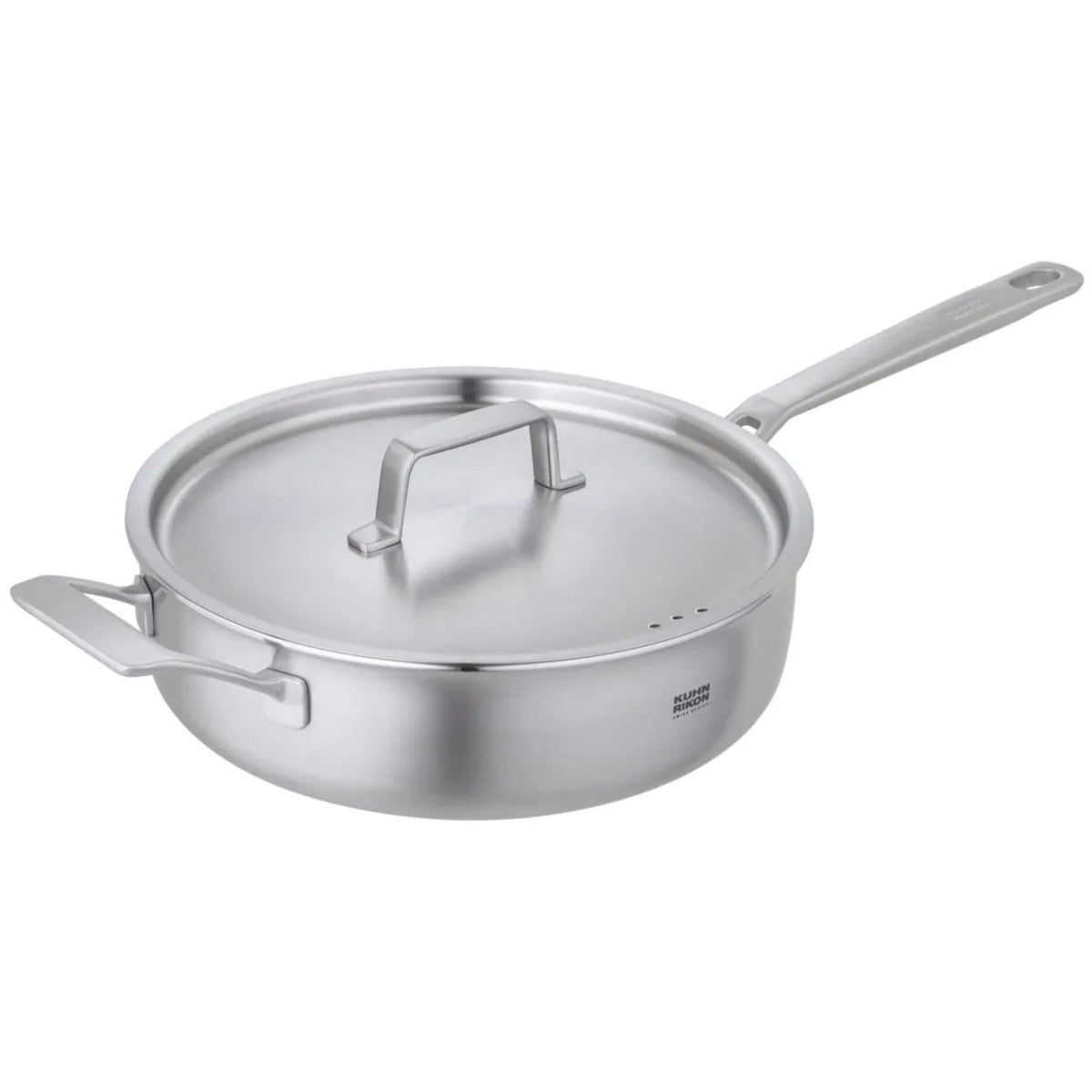 Kuhn Rikon Culinary 5-Ply sauteerpan 28 cm met deksel, lange steel en hulphandvat, vrijstaand tegen een lichte achtergrond.
