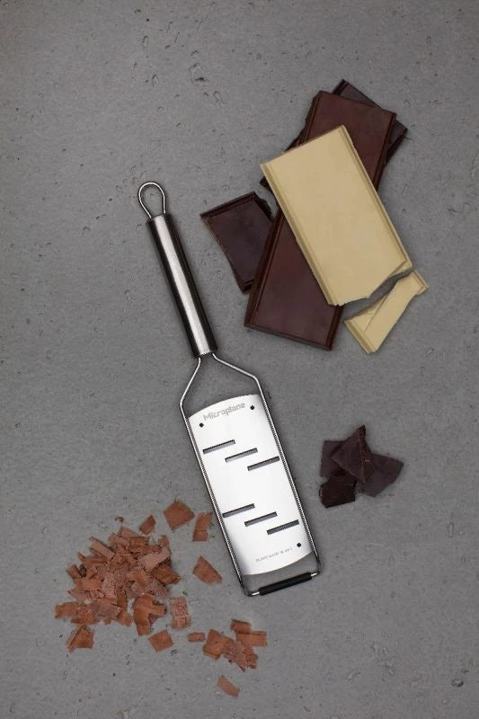 Chocolade geraspt tot krullen met de Microplane Professional Schaaf