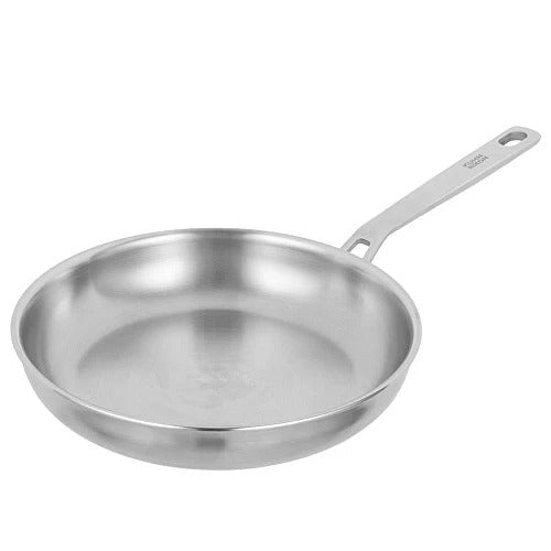 Vooraanzicht van de Culinary 5-Ply koekenpan 28 cm op een witte achtergrond, pan schuin naar voren met het lange handvat rechtsboven.