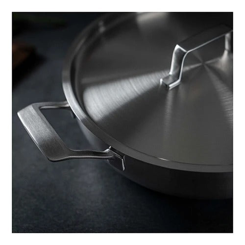 Close-up van bovenaf op de deksel en de kleine hulpgreep van de Culinary 5-Ply wok met deksel 28 cm, met de knop van de deksel duidelijk in beeld.