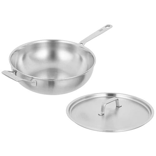Vooraanzicht van de Culinary 5-Ply wok met deksel 28 cm op een witte achtergrond, met de wok en de losse deksel naast elkaar.