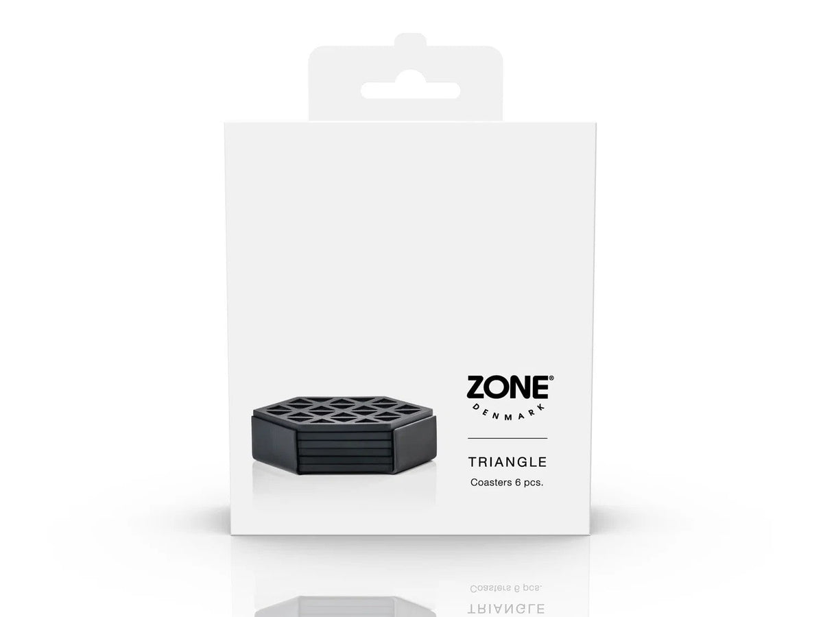 Witte verpakking met Zone Denmark Triangle Coasters 6 pcs. en zwarte zeskantige onderzetters in houder