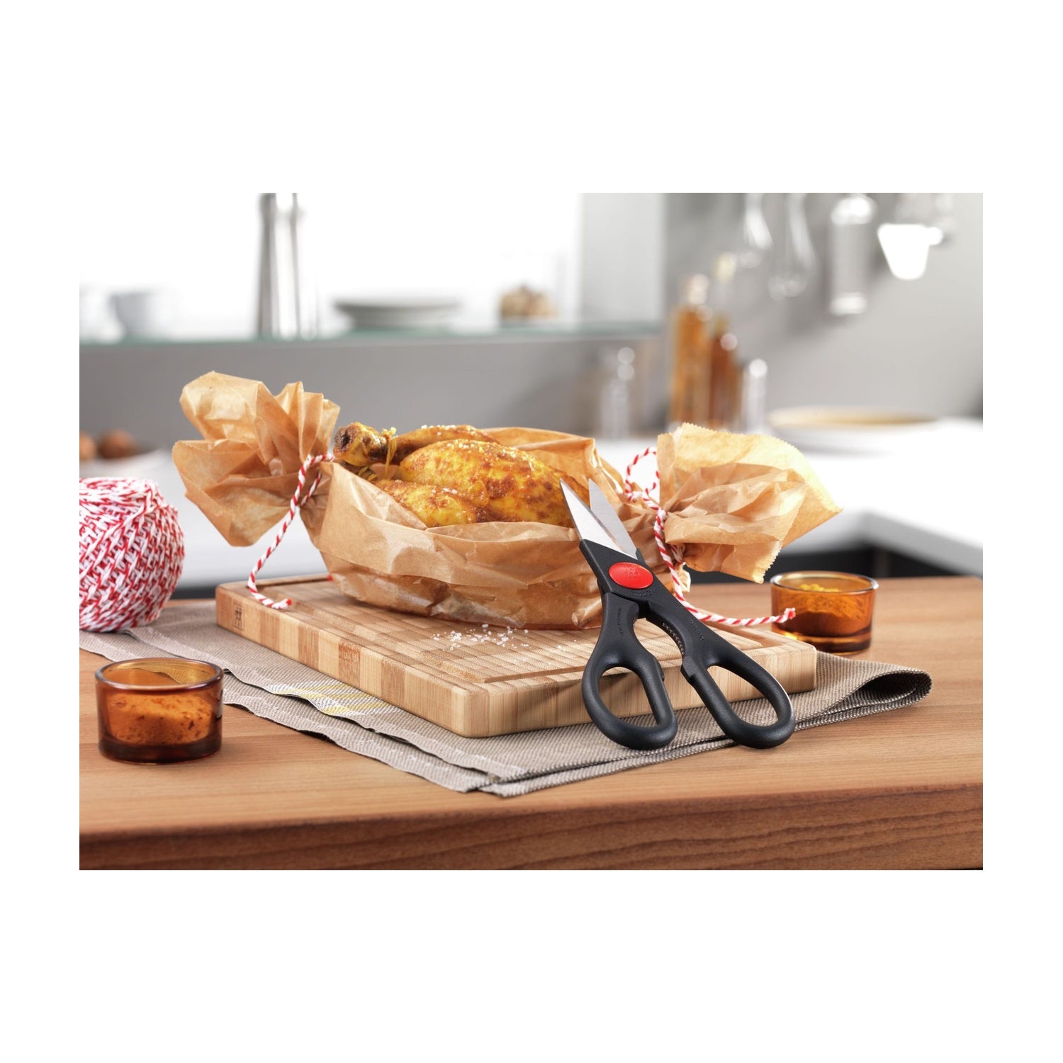 Zwilling Twin Multifunctionele Schaar tussen ingrediënten voor een ontbijt met croissants