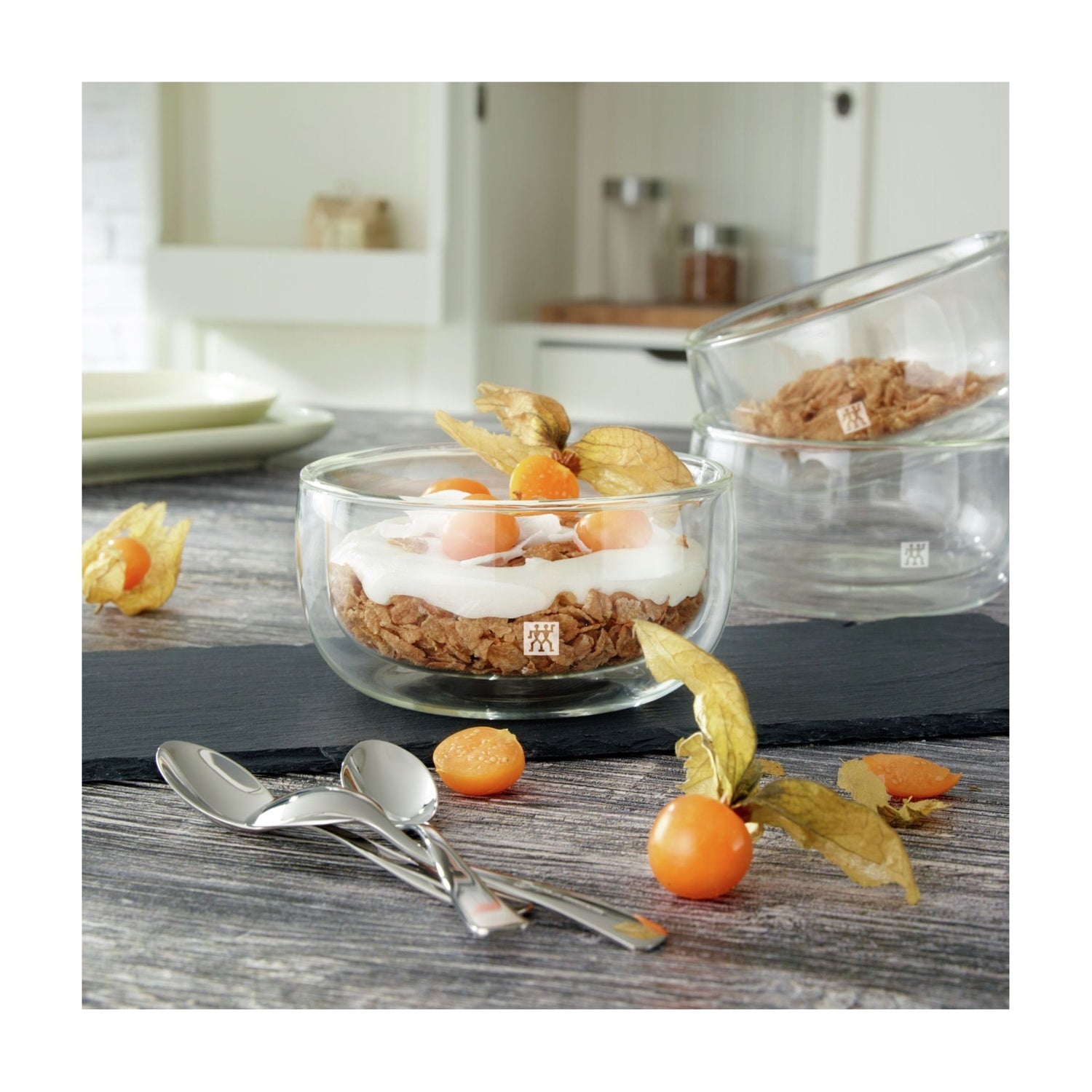 2 Zwilling Sorrento dessertglazen gevuld met yoghurt en fruit op een gedekte tafel