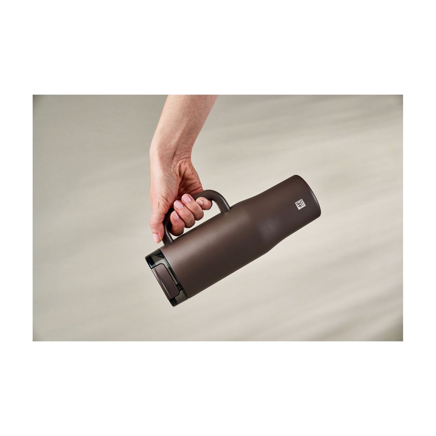 Zwilling Thermo Plus Thermobeker rechtop op witte achtergrond met het handvat