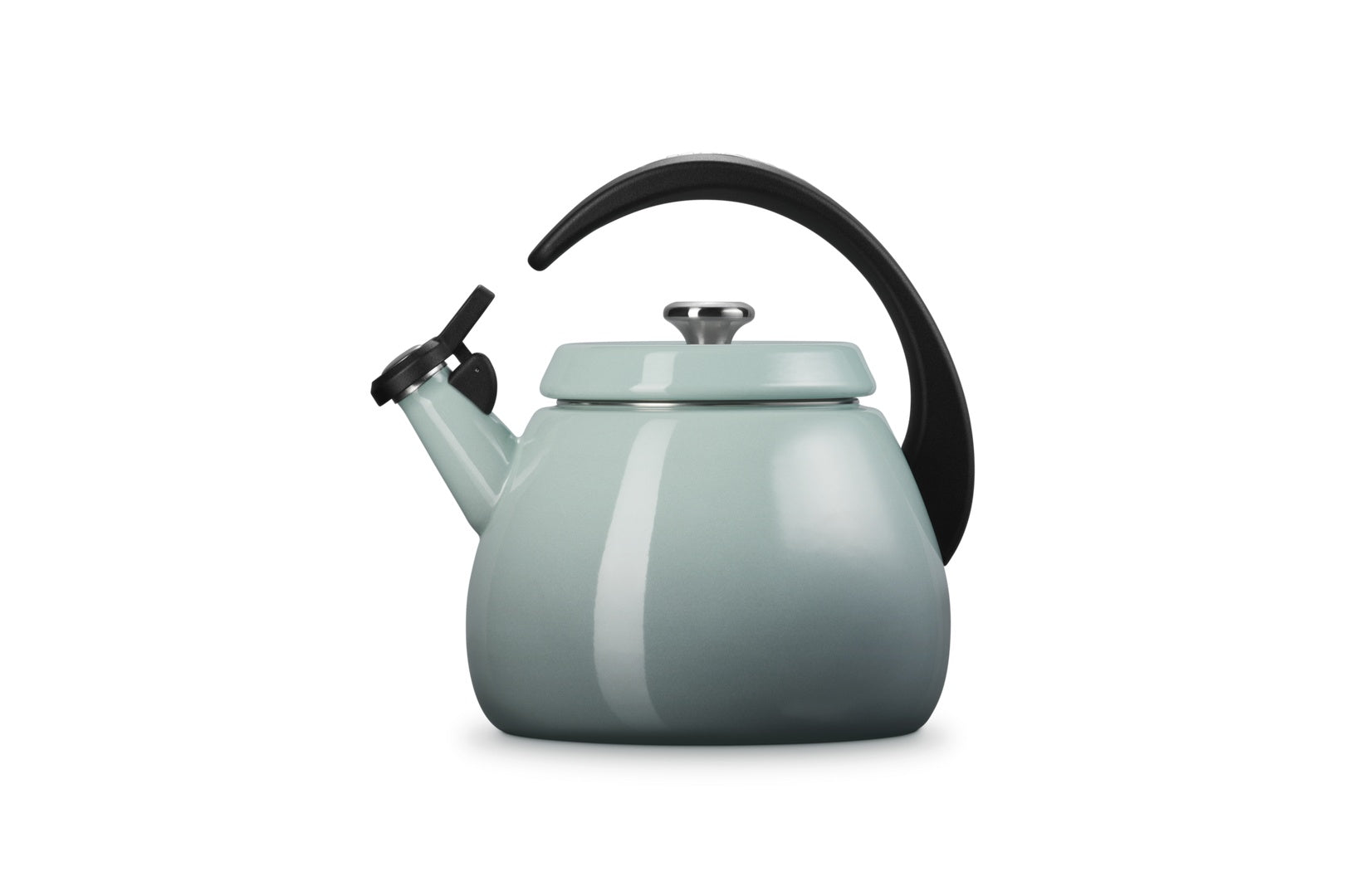 Le Creuset Cloche Fluitketel Sea Salt - 2,1 liter, vooraanzicht met de ronde bodem, tuit en het zwarte handvat